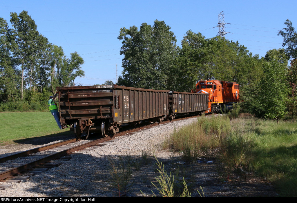 L513 comes around the wye shoving the two gons for the yard